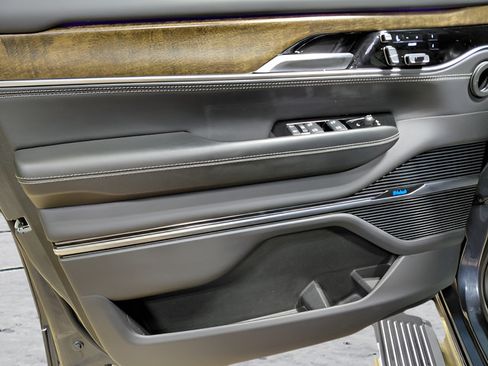 Used 2023 Jeep Grand Wagoneer Series II AWD/4WD image 46