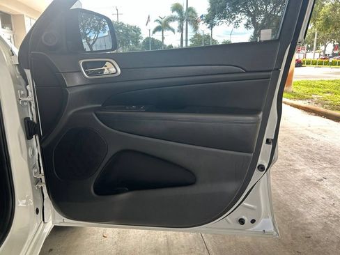 Used 2017 Jeep Grand Cherokee Altitude RWD image 26