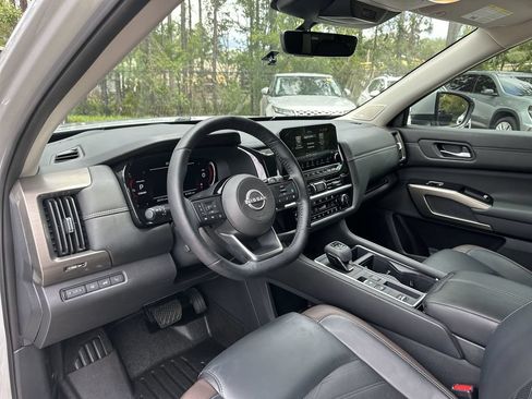 Used 2024 Nissan Pathfinder Platinum w/ Cargo Package FWD image 10