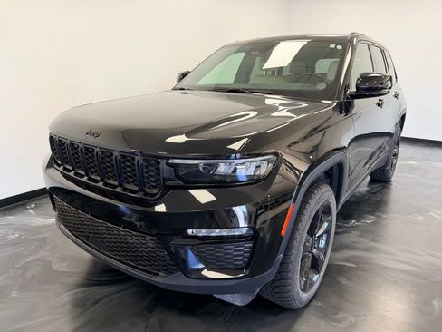 Used 2024 Jeep Grand Cherokee Limited w/ Black Appearance Package AWD/4WD image 3