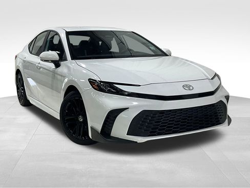 Used 2026 Toyota Camry SE FWD image 1
