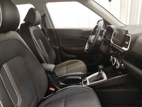 Used 2025 Hyundai Venue Limited FWD image 21