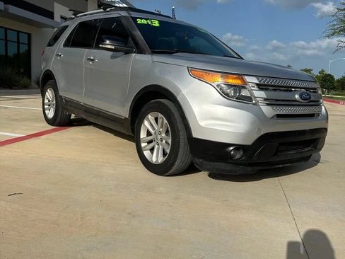 Used 2013 Ford Explorer XLT FWD image 3