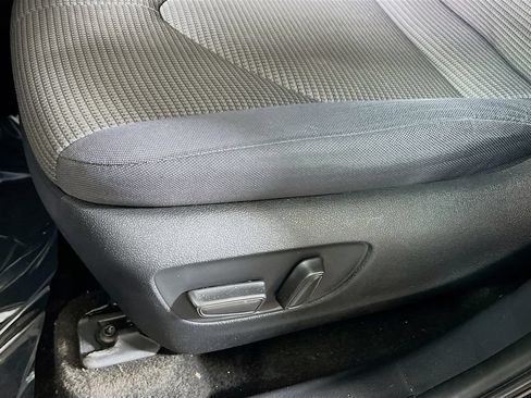 Used 2023 Toyota Highlander LE AWD/4WD image 16