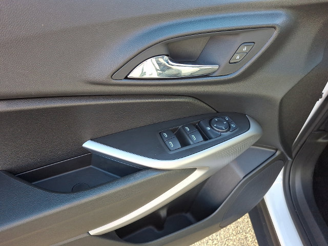 Used 2024 Chevrolet Trax RS w/ Sunroof Package FWD image 22