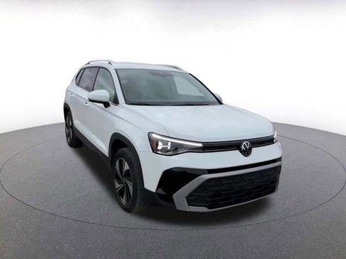 Used 2025 Volkswagen Taos SE image 3