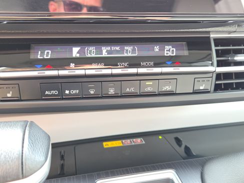 Used 2025 Toyota Sienna XLE FWD image 24