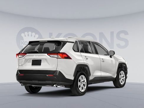 Used 2021 Toyota RAV4 LE AWD/4WD image 2