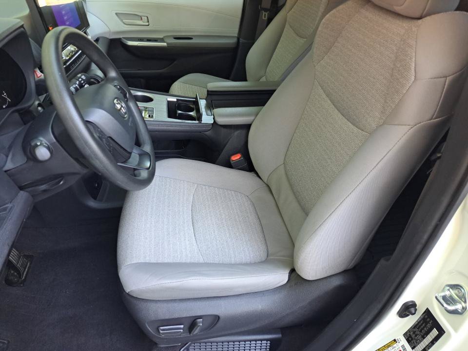Used 2025 Toyota Sienna LE AWD/4WD image 10