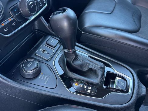 Used 2020 Jeep Cherokee Latitude Plus AWD/4WD image 27
