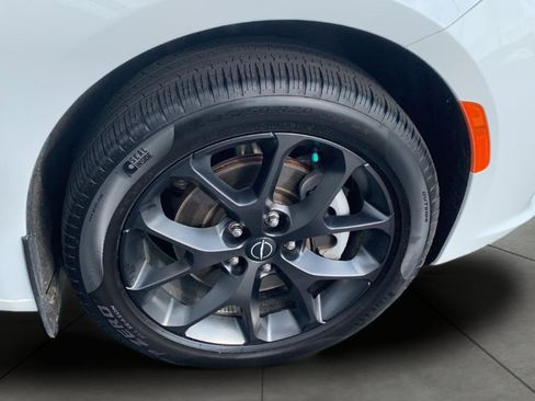 Used 2025 Chrysler Pacifica Limited AWD/4WD image 29