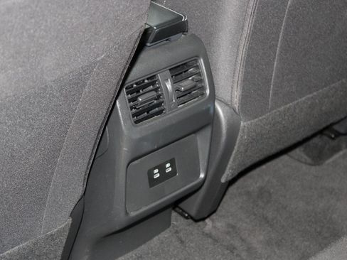 Used 2024 Nissan Rogue SV image 18