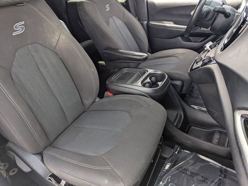 Used 2020 Chrysler Pacifica Touring w/ S Appearance Package FWD image 8