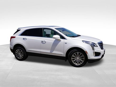 Used 2017 Cadillac XT5 Luxury w/ Driver Awareness Package FWD image 2