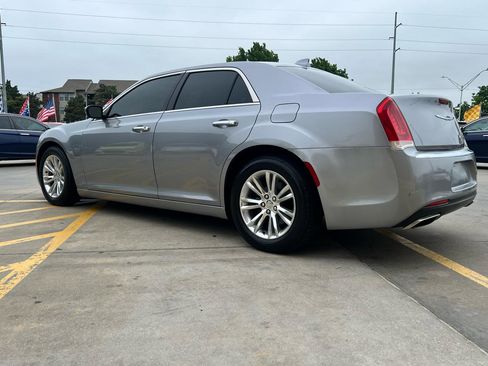 Used 2017 Chrysler 300 C RWD image 3