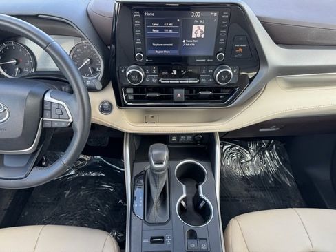 Certified 2022 Toyota Highlander XLE image 2