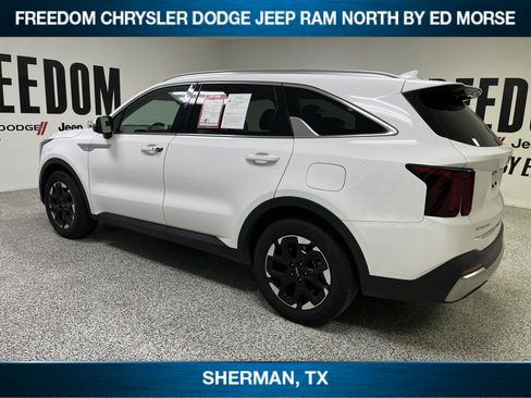 Used 2024 Kia Sorento S image 7