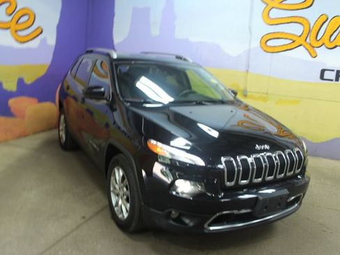 Used 2017 Jeep Cherokee Limited w/ Luxury Group AWD/4WD image 2