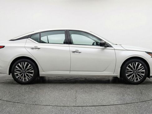 Used 2025 Nissan Altima 2.5 SV image 11