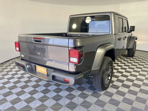 Certified 2025 Jeep Gladiator Sport AWD/4WD image 5