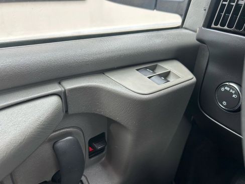 Used 2015 Chevrolet Express 2500 image 17