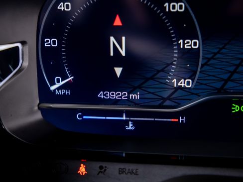 Used 2024 GMC Yukon Denali w/ Advanced Technology Package AWD/4WD image 11