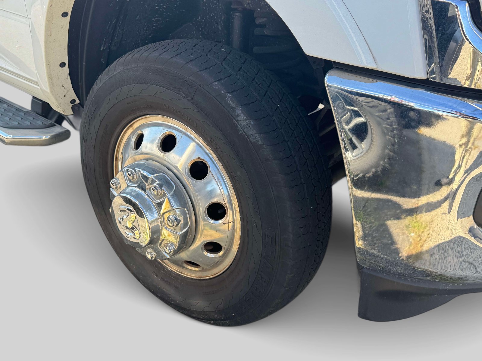 Used 2022 RAM 3500 Laramie w/ Chrome Appearance Group AWD/4WD image 8