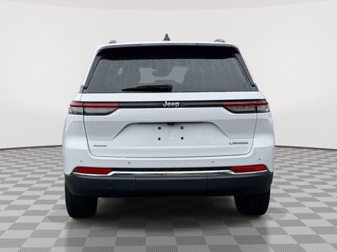 Used 2023 Jeep Grand Cherokee Laredo AWD/4WD image 7