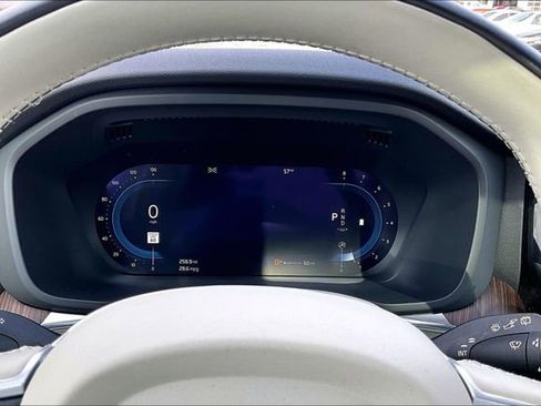Used 2022 Volvo XC60 B5 Momentum image 13