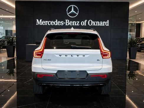 Used 2025 Volvo XC40 B5 Plus AWD/4WD image 2