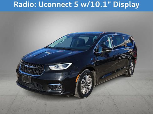 Used 2023 Chrysler Pacifica Touring-L image 6