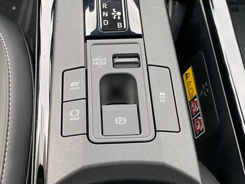 Used 2025 Toyota Prius XLE AWD/4WD image 19