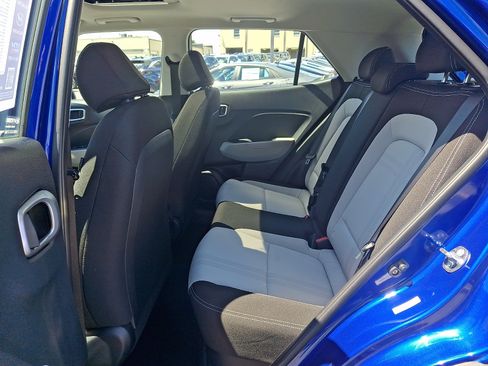 Used 2025 Hyundai Venue SEL FWD image 11