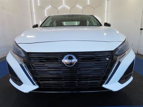 Used 2025 Nissan Altima 2.5 SV FWD image 2