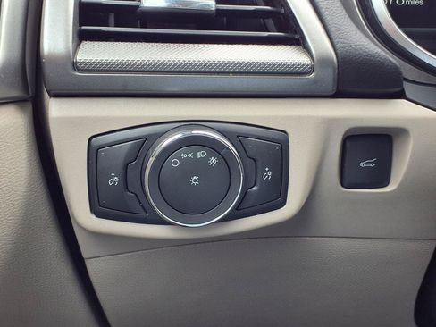 Used 2017 Ford Fusion SE w/ Fusion SE Technology Package FWD image 17