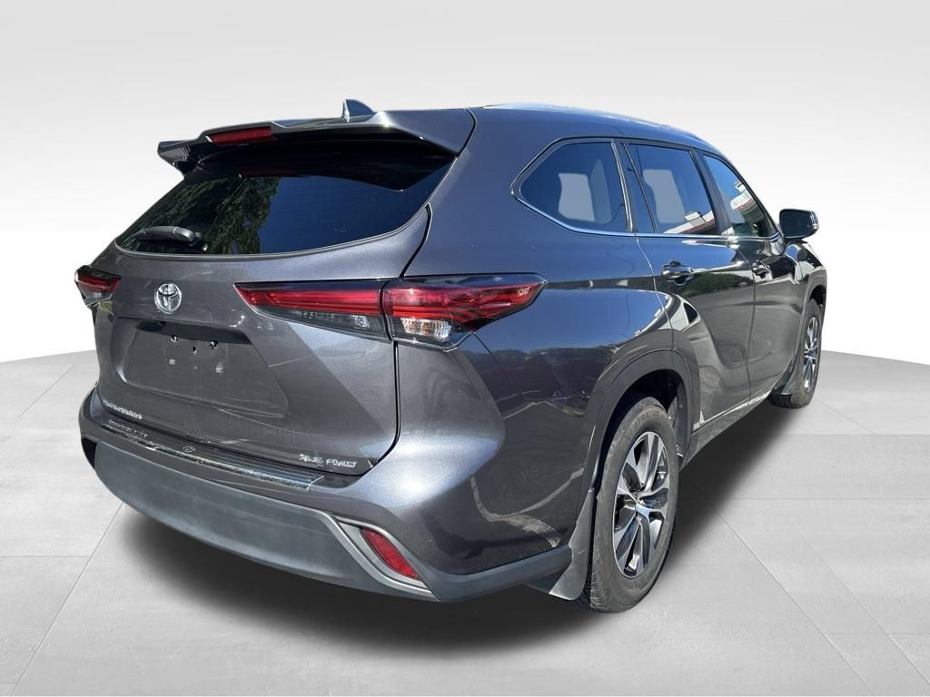 Used 2023 Toyota Highlander XLE AWD/4WD image 6