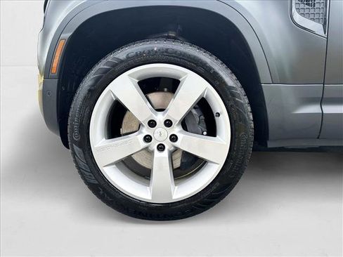 New 2024 Land Rover Defender 110 SE image 10