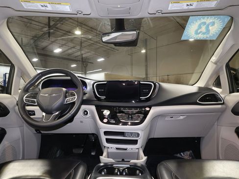 Used 2023 Chrysler Pacifica Touring-L image 26