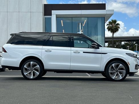 New 2026 Lincoln Navigator L Black Label w/ Black Label Special Edition AWD/4WD image 2