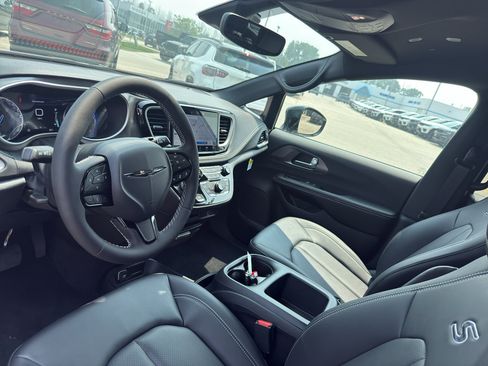 New 2026 Chrysler Pacifica Select w/ S Appearance Package FWD image 26