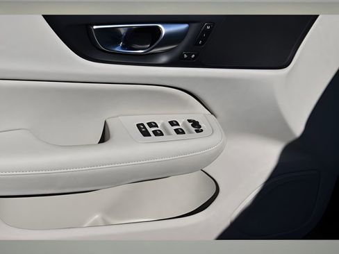 Used 2025 Volvo S60 B5 Plus image 24