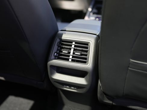 Used 2025 Volkswagen Tiguan SE w/ Panoramic Sunroof Package AWD/4WD image 31
