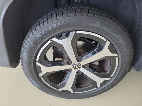 Used 2025 Volkswagen Tiguan SE FWD image 9
