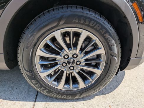 Used 2023 Lincoln Nautilus AWD w/ Premium Package image 11