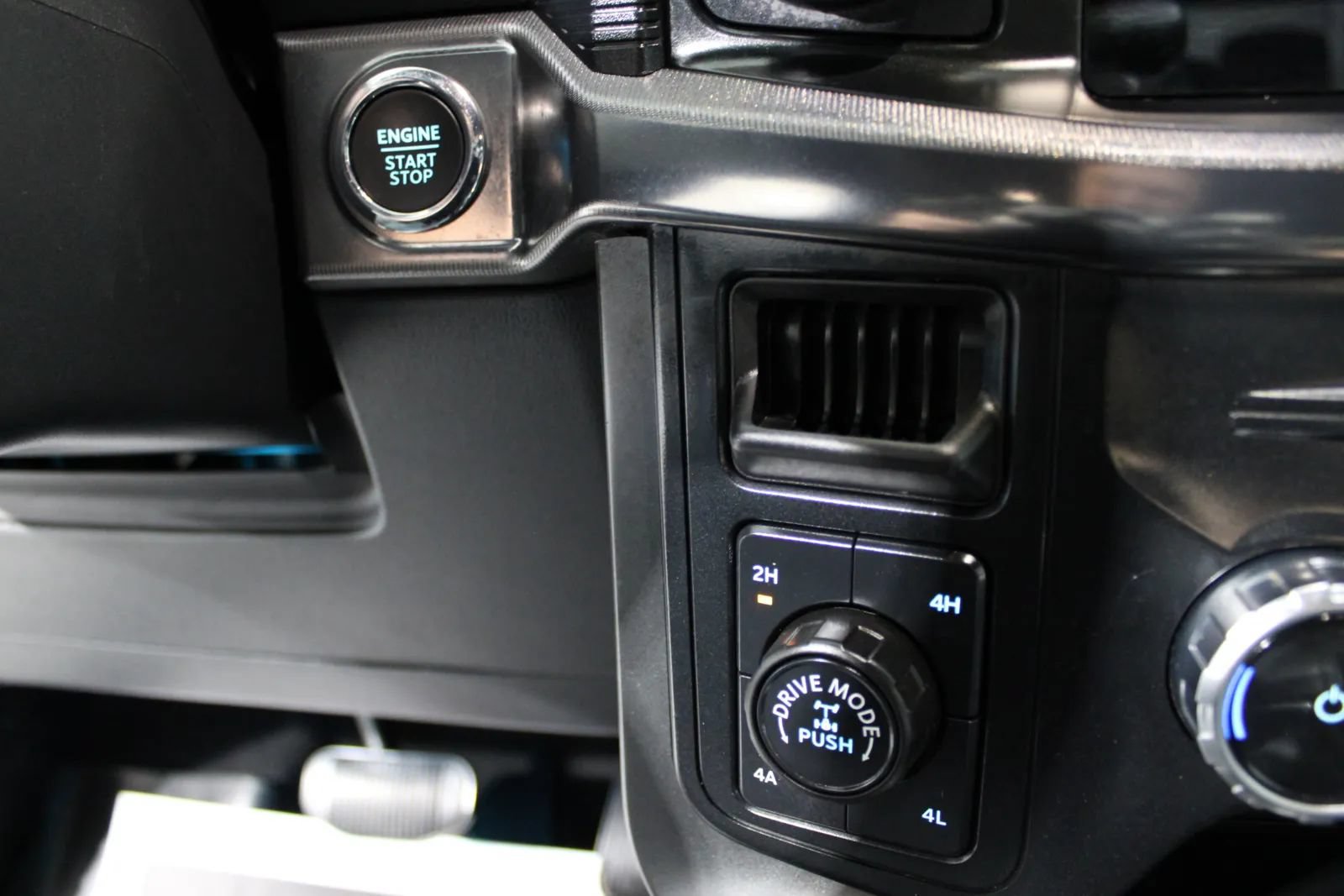 Used 2024 Ford F150 Lariat w/ Equipment Group 502A High AWD/4WD image 26