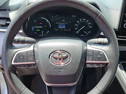 Used 2025 Toyota Sienna XLE FWD image 17