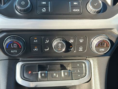 Used 2023 GMC Acadia SLT image 22