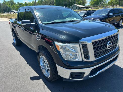 Used 2017 Nissan Titan SV RWD image 7