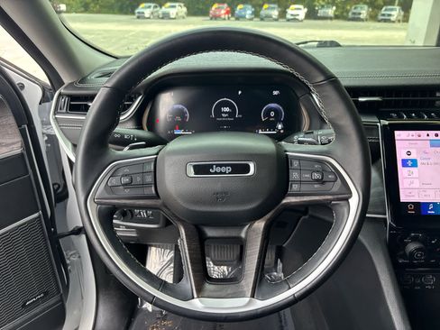 Used 2022 Jeep Grand Cherokee Limited image 15