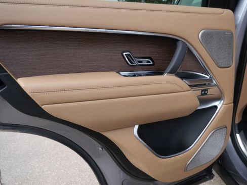 Used 2025 Land Rover Range Rover Autobiography image 16